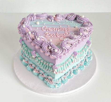 Mermaid Heart Cake, Mermaid Vintage Cake, Mermaid Cake Design, Cake Boxes Diy, Cake Pic, Little Mermaid Cake, Little Mermaid Cakes, Mermaid Theme Birthday Party, Hello Kitty Birthday Party