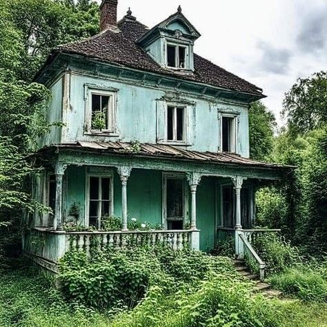 Abandoned Beach House, Creepy Old Houses, Abandoned World, Old Abandoned Buildings, Abandoned Property, Old Abandoned Houses, Abandoned Homes, Old Mansions, Abandoned Castles