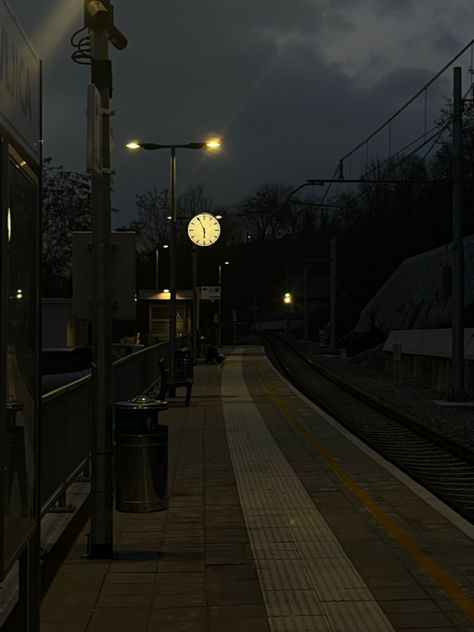 Late Night Aesthetic Pictures, Trains At Night, Train Aestethic, Night Aesthetic Train, Night Time Asethic, Dark Train Aesthetic, Outside Aesthetic Night, Train Aesthetic Night, Train Night Aesthetic