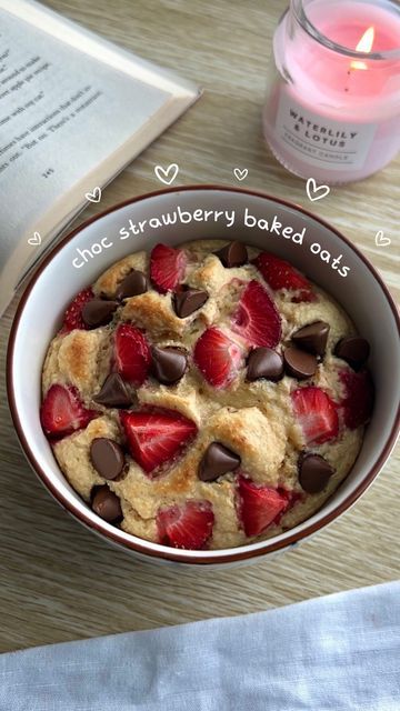 rachie on Instagram: "choc strawberry baked oats 🍫☁️✨ It’s like a light fluffy cake, with melted chocolate and strawberries. The perfect cosy breakfast for when you feel like a little treat. All you need is: 🌾 1/3 cup oat flour 🍦 2 tablespoons vanilla protein @macr0mike ✨ 1 teaspoon baking powder & monk fruit ☁️ 1 tablespoon vanilla yogurt 🥛 1/3 cup almond milk 🐻 dark choc chips 🍓 strawberries Choccy sauce: 2 squares dark choc 1/2 tablespoon almond milk Bake at 170 degrees Celsius for 15 minutes and enjoy xo #bakedoats #chocolatestrawberries #healthybreakfastideas #healthyrecipes #breakfastideas #oatsforbreakfast" Strawberry Baked Oats, Cosy Breakfast, Fluffy Cake, Bakery Foods, Monk Fruit, Baked Oats, Healthy Food Motivation, Melted Chocolate, Healthy Sweets Recipes