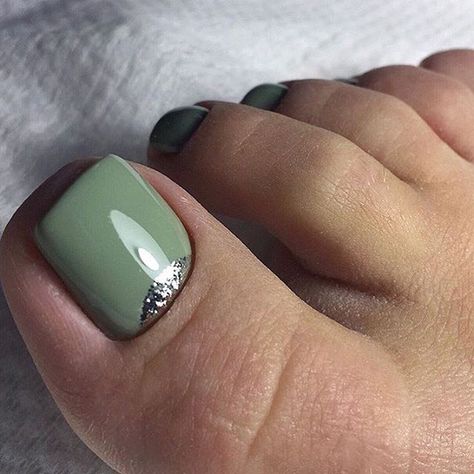 Pastel Toe Nail Art Green Toe Nail Designs, Nail Art Pearls, Nail Art Vert, Lucky Nails, Green Toe Nails, Nail Colors 2023, Toe Nail Colors, Pedicure Colors, Gel Toe Nails