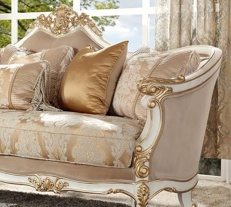 Luxury Chair Design, Traditional Loveseat, White Loveseat, Classic Furniture Living Room, Sofa Design Wood, Royal Furniture, Luxury Furniture Living Room, Indoor Design, Antique Sofa