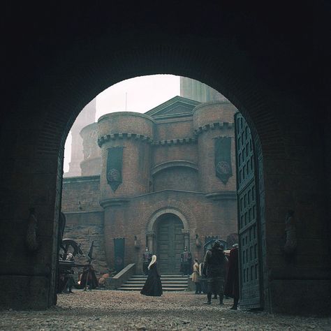 House Of The Dragon Visualization, Kings Landing Castle, House Of The Dragon Visuals, Kingslanding Aesthetic, Crownlands Aesthetic, Inkheart Aesthetic, Kings Landing Aesthetic, Dragonstone Castle, House Of The Dragon Aesthetic