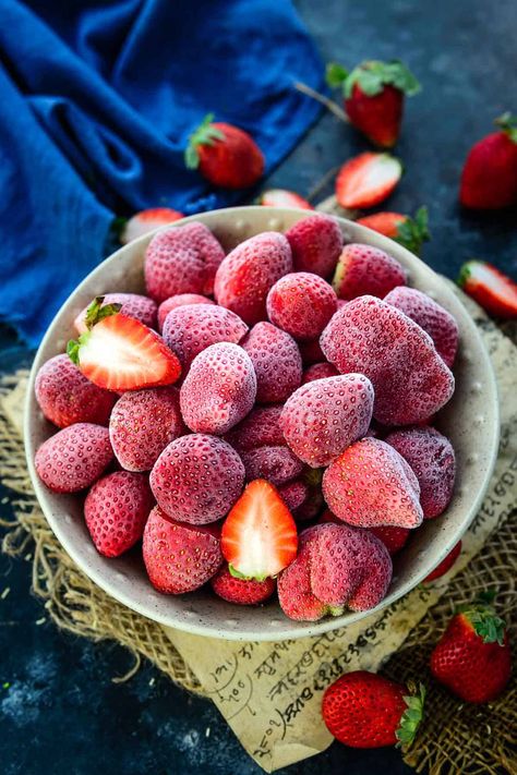 Wondering how to freeze strawberries when they are in season? Read my detailed post below and learn how to freeze these berries at home without getting mushy. Strawberries And Cream Cheese, Freeze Strawberries, Freezing Strawberries, Simple Sugar Syrup, Strawberry Cobbler, Strawberry Cake Recipes, Freeze Dried Fruit, How To Make Smoothies, Freeze Dried Strawberries