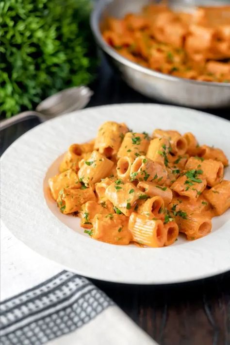 Rigatoni Vodka Sauce, Gigi Hadid Pasta Recipe, Hadid Pasta Recipe, Pasta With Onions, Gigi Hadid Pasta, Hadid Pasta, Spicy Rigatoni, Rigatoni Recipe, Pasta Alla Vodka