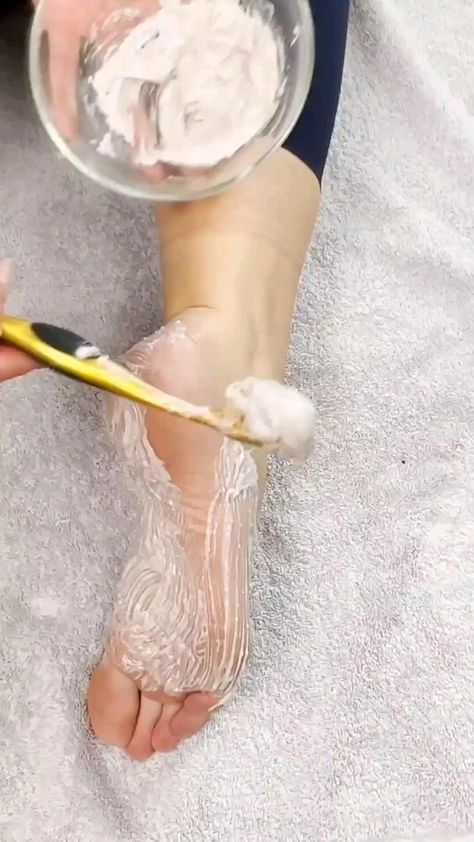 Soft Feet Remedy, Cracked Heels Diy, Cracked Feet Remedies, Homemade Pedicure, Cracked Heel Remedies, Diy Foot Soak, Pedicure Tips, Heel Care, Diy Skin Care Routine