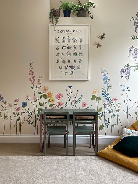 Get Creative with Wall Murals Wildflower Wall Painting, Hand Painted Walls Flowers, Small Wall Mural Ideas, Wildflower Mural Diy, Wildflower Room Decor, Wall Painting Ideas Flowers, Small Wall Mural, Subtle Mural, Painting Walls Ideas Creative