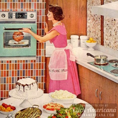 How to be a perfect '50s housewife: In the kitchen - #retro #vintage #housewife #vintagehumor #vintageads #1950s #fifties #midcentury #kitchens #vintagekitchens #clickamericana 50s Housewife, Rhapsody In Blue, Vintage Housewife, Retro Housewife, Vintage Baking, Vintage Cooking, Casa Vintage, Holiday Kitchen, Vintage Life