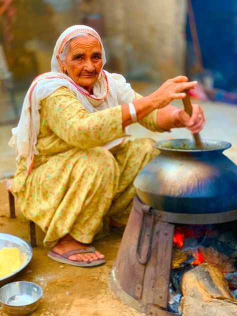 Old Culture Of Punjab, Punjab Old Culture, Punjab Culture Photography, Old Mother Pic, Punjabi Culture Photography, Old Punjabi Culture Pics, Old Punjab, Punjab Village, Maa Pic