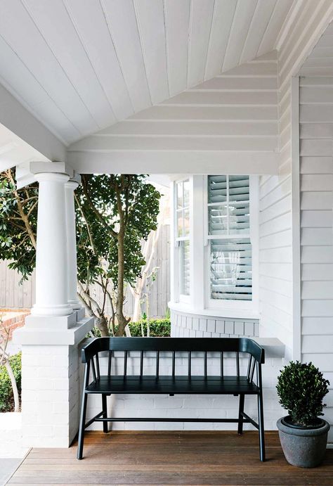 When a 1920s home came up for sale on their street, a Melbourne family seized the chance to reshape and refresh it. California Bungalow Australian, Californian Bungalow Interior, California Bungalow Interior, Californian Bungalow, 1930s Bungalow, Renovation Exterior, Bungalow Extensions, 1920s Bungalow, Bungalow Interiors