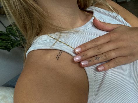 444 Collarbone Tattoo, Tattoo 11:11 Number, 11:11 Tattoo, 1111 Tattoo Ideas, 1111 Tattoo, 11 11 Tattoo, Number Tattoos, Piercing Inspo, Collar Bone Tattoo