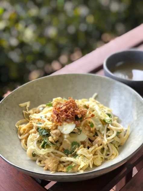 Burmese Thick Noodle Chicken Salad (Nan Gyi Thoke) - Yummy Calories Burmese Noodle Salad, Nan Gyi Thoke, Burmese Food Recipes, Burmese Noodles, Noodle Chicken Salad, Burmese Dishes, Chicken Soup Seasoning, Burmese Recipes, Thick Rice Noodles