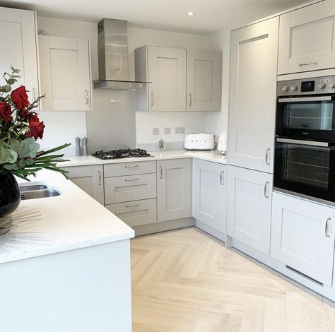 Redrow Kitchen, Kitchen Ideas Light, Kitchen Breakfast Room, Small White Shaker Kitchen, Kitchen Ideas Shaker Style, New Build Kitchen, Barratt Homes Interiors, Kitchen Ideas White, Light Kitchen Ideas