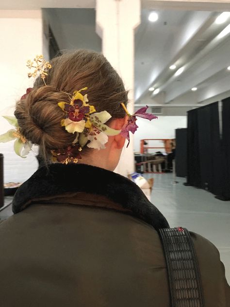 Fashion Week Looks, Flowers In Her Hair, Aesthetic Hair, Pretty Hairstyles, Flowers In Hair, Hair Looks, Hair Goals, Cute Hairstyles, Her Hair