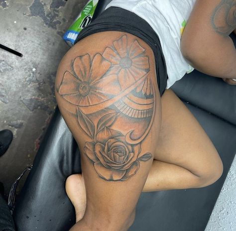 Flower Thigh Tattoos Black Women, Thigh Tattoos Women Black, Afrocentric Tattoos For Women, Arm Tattoos Lettering, Simple Leg Tattoos, Cute Thigh Tattoos, Girl Shoulder Tattoos, Neon Lips, Flower Thigh Tattoos