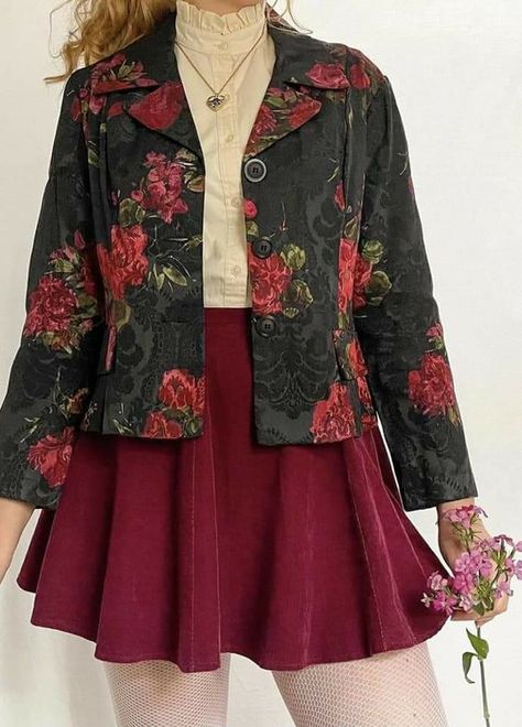 Academia Outfits, Look Retro, Vintage Outfit, Blazer Style, Spring Look, Simple Blouse, Floral Jacket, Spy X Family, Cropped Blazer