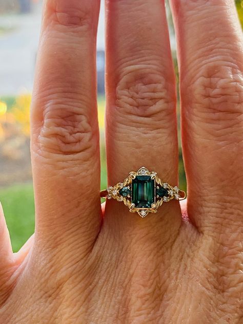 Diamond And Gold Engagement Rings, Emerald Engagement Ring Antique, Lotr Engagement Party, Gold And Emerald Ring Engagement, Gold Wedding Stack Ring, Emerald Rings Engagement, Emerald Vintage Engagement Ring, Lotr Engagement Ring, Gold And Emerald Wedding Ring