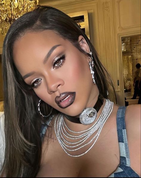 Black And Silver Eye Makeup, Black Lipstick Makeup, Bold Lipstick Makeup, Louis Vuitton Fashion Show, 2000s Makeup Looks, Watch Choker, Rihanna Makeup, Silver Lipstick, 90s Makeup Look