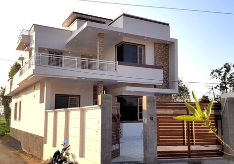 8 marla house Indian Home Front Elevation Ideas, House Colour Exterior Indian, 2500 Sq Ft House Plans, Home Front Wall Design, Home Front Design, Modern House Front Elevation, House Front Elevation Design, Bull Trap, Indian House Exterior Design