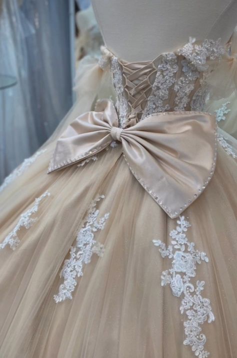 Creme Dama Dresses, Coquette Debut Theme, Quinceanera Outfit, Champagne Quince Dresses, Light Pink Quinceanera Dresses, Gold Quince Dress, Champagne Quinceanera, Chambelanes Outfits, White Quince Dresses