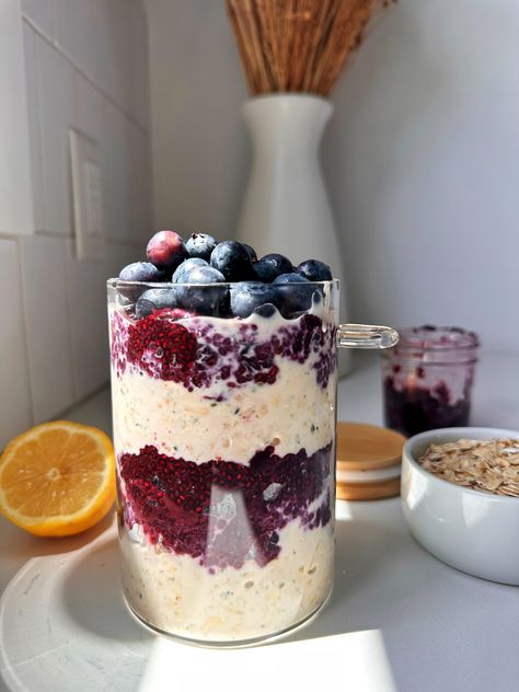 High-Protein Lemon Blueberry Overnight Oats - rachLmansfield Hormonal Diet, Lemon Blueberry Overnight Oats, Overnight Oats High Protein, Brunch Boards, Rachel Mansfield, Blueberry Overnight Oats, Refreshing Breakfast, Protein Overnight Oats, Easy Breakfast Recipe