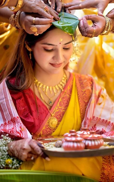 Gaye Holud Bengali Bride, Bengali Bride Makeup, Bengali Marriage, Haldi Ideas, Kolkata Wedding, Haldi Saree, Bengali Couple, Haldi Poses, Mekhela Sador