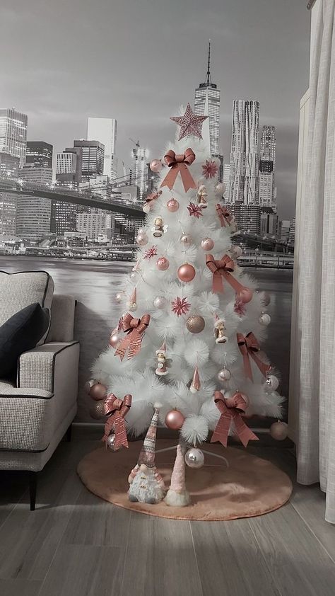 White Christmas Tree With Pink Ornaments, White Christmas Tree Ideas Color Schemes, White And Pink Christmas Tree, Pink Xmas Tree, White Xmas Tree, White Christmas Tree Decorations, Floral Christmas Tree, Christmas Tree Inspo, Pretty Christmas Decorations