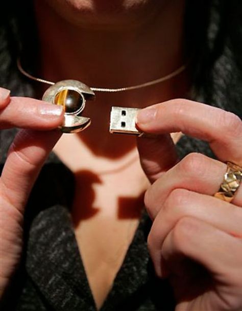 That's some useful jewelry right there. Flash Drive Necklace, Secret Compartment Jewelry, Spy Jewelry, Usb Jewelry, Usb Necklace, Tech Necklace, Real Spy Gadgets, Functional Jewelry, Spy Gadgets