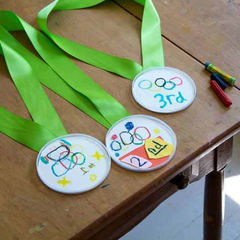 How to make your own DIY Olympic medals for kids that they can decorate themselves. Plus a quick and easy way to make your own Olympic Games poster. Olympic Medal Craft, Olympic Torch Craft, Summer Olympics Crafts, Preschool Olympics, Olympic Games For Kids, Olympic Idea, Kids Olympics, Olympic Crafts, Olympics Activities