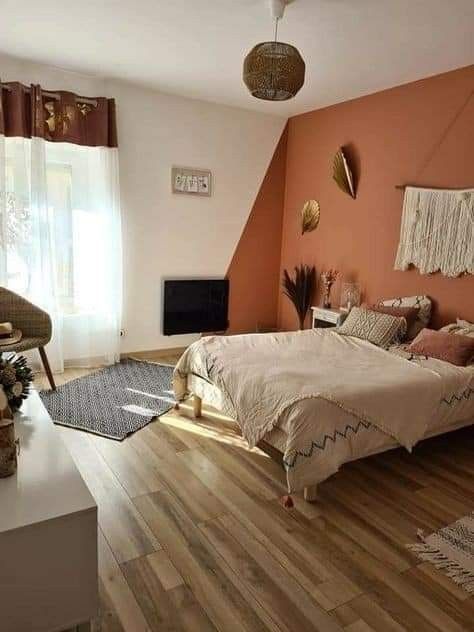 Orange Wall Paint Ideas Bedroom, Terra Cotta Walls Bedroom, Rust Accent Wall Bedroom, Terracotta Painting Ideas, Teracotta Painting Bedroom, Terracotta And White Bedroom, Terecotta Design Bedroom, Rust Coloured Bedroom, Rust Orange Accent Wall