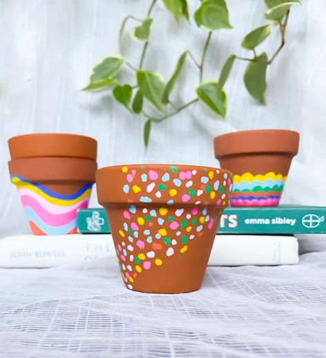 Terracotta Pots Ideas, Diy Planters Pots, Pots Ideas, Painted Planter, Painting Pottery, Hand Painted Planter, Clay Pot People, Pot People, Pot Painting