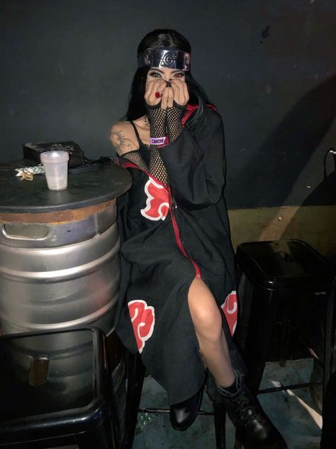 Itachi Uchiha Halloween Costume, Itachi Uchiha Outfits, Itachi Halloween Costume, Akatsuki Halloween Costume, Itachi Cosplay Female, Naruto Costume Female, Uchiha Outfit, Female Uchiha, Naruto Cosplay Female