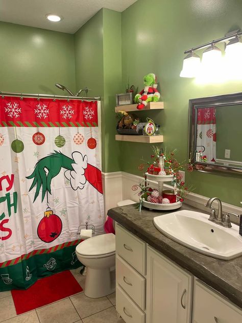 Grinch Christmas Kitchen Decor, Grinch Bathroom Ideas, Grinch Bathroom Decor, Grinch Kitchen, Grinch Bathroom, Christmas Kids Room, Grinch Decor, Grinch Tree, Grinch Stuff