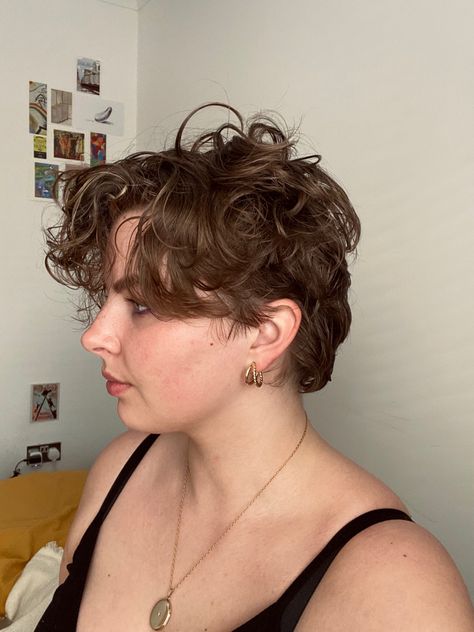 Queer Wavy Hair, Masc Haircuts Wavy Hair, Queer Short Curly Hair, Queer Curly Hair, Short Curly Wavy Haircuts, 90s Pixie Cut Curly, Curly Androgynous Hair, Androgynous Hair Curly, Wavy Pixie Cut Round Face