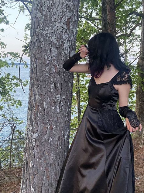 Goth Prom Pictures, Gothic Senior Pictures, Grunge Prom, Emo Prom, Couple Prom, Goth Prom, Prom Picture, Prom 2024, Prom Ideas