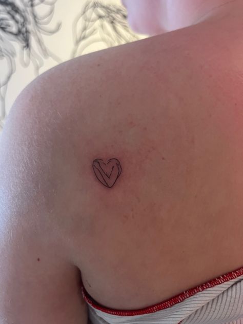 Self Hug Heart Tattoo, Tattoo Hug Yourself, Heart Hug Tattoo, Hugging Heart Tattoo, Protect Your Heart Tattoo, Heart Tattoo Fine Line, Heart Fine Line Tattoo, Self Hug Tattoo, Hugging Tattoo