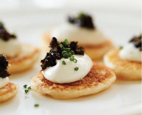 Vegan Blinis, Caviar Blinis, Seaweed Caviar, Vegan Entertaining, Creme Fraiche Recipes, Souper Bowl, Veggie Dinners, Vegan Appetizer, Caviar Recipes