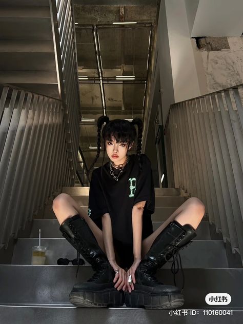 Acubi Photoshoot, Rock Photoshoot Ideas, Cyberpunk Poses, Outfit Check Poses, Standing Poses Instagram, Insta Model Aesthetic, Edgy Pose, Rave Photoshoot, Edgy Photoshoot Ideas