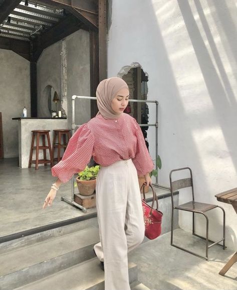 Blouse Hijab Style, Outfit Pink Hijab Casual, Casual Chic Outfits, Hijab Look, Hijab Style Casual, Hijabi Fashion Casual, Casual Hijab Outfit, Muslim Fashion Hijab, Hijabi Outfits Casual