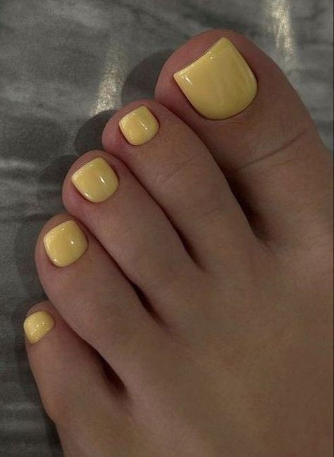 Yellow Toenails, Yellow Toe Nails, Fake Toenails, Yellow Nail, Gel Toe Nails, Nagellack Trends, Toe Nail Color, Nail Color Trends, Summer Toe Nails