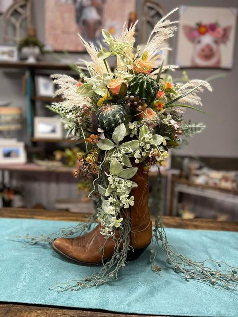 Wedding Table Decorations Western, Cowgirl Wedding Decorations, Country Style Centerpieces, Cowboy Boot Decorations, Wedding Floral Arrangements White, Flower Arrangements Unique, Western Theme Table Decorating Ideas, Cowboy Boot Centerpieces Wedding, Cowboy Boot Decorating Ideas