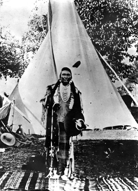 Native American Photography, Indian Photos, Chief Joseph, Pierced Nose, American Indian History, Native American Men, Native American Pictures, Wilde Westen, Native American Photos