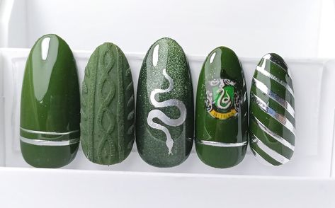 Hp Nails Slytherin, Harry Potter Nail Art Slytherin, Harry Potter Nails Designs Slytherin, Harry Potter Makeup Looks Slytherin, Slytherin Nails Aesthetic, Nail Designs Harry Potter, Slitherin Nails, Cute Harry Potter Nails, Harry Potter Christmas Nails