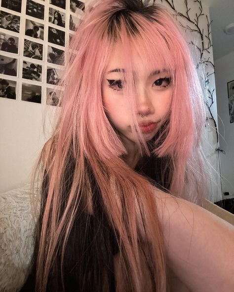 Punk Japanese, 2000s Y2k Aesthetic, Y2k Aesthetic Grunge, Japanese 2000s, Y2k Hair, Girl With Pink Hair, Punk Hair, E Girl, Dye My Hair