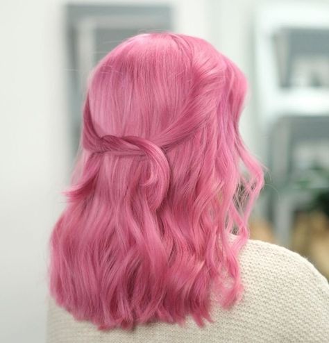 Gato Hairstyle, Medium Length Pink Hair, Cool Tone Pink Hair, Cool Toned Pink Hair, Medium Pink Hair, Faceless Pfp, Bubblegum Pink Hair, Bright Pink Hair, River Flow