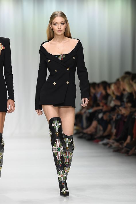 Gigi Hadid Watch Spring/Summer 2018: All Her Runway Appearances From NYFW to PFW Gigi Hadid Looks, Gigi Hadid Outfits, Runway Fashion Couture, Runway Outfits, African Men Fashion, Interview Outfit, Gigi Hadid, Airport Outfit, Looks Style