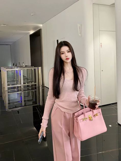 Rich Girl Outfit, Smart Casual Women Outfits, Smart Casual Women, Elegant Outfit Classy, Stylish Fall Outfits, Brand Clothes, Stylish Party Dresses, Asian Outfits, Pink Outfit