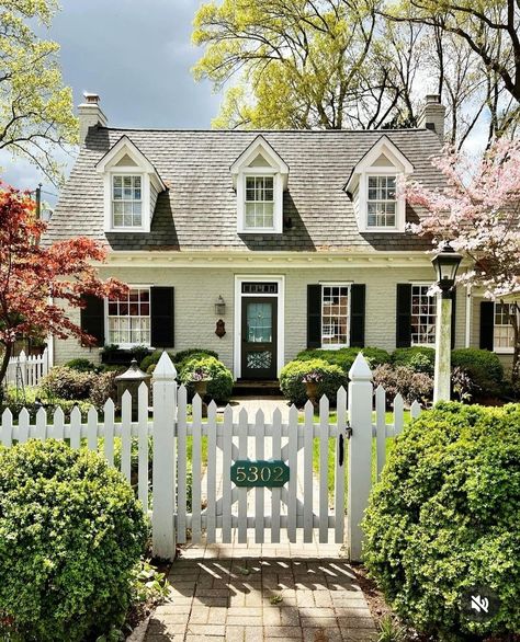 Cape House Exterior, Cape Cod House Exterior, Cottage Tiny House, Lush Landscaping, Cottage Exterior, Cape Cod House, White Picket Fence, Up House, Little Cottage