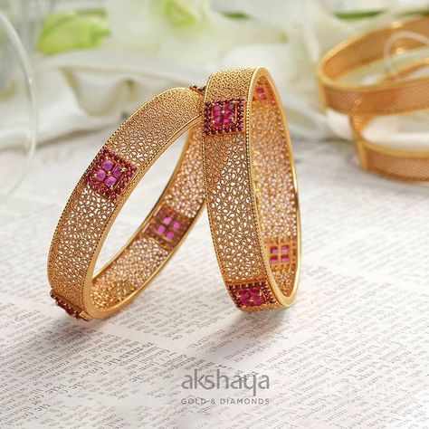 Akshaya Gold and Diamonds on Instagram: “Intricately designed exquisite embellishments for you to adorn forever! ᴀᴋsʜᴀʏᴀ ɢᴏʟᴅ ᴀɴᴅ ᴅɪᴀᴍᴏɴᴅs ★Akshaya Gold & Diamonds presents to…” New Jewellery Designs, Stone Bangles, Gold Jewels Design, Antique Necklaces Design, Gold Bangles For Women, Gold Bangle Set, Fancy Jewelry Necklace, Beautiful Gold Necklaces, Gold Mangalsutra Designs