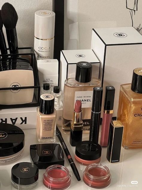 Beauty Shelf, Alat Makeup, Expensive Makeup, Makeup Bag Essentials, Chanel Beauty, Chanel Makeup, Fancy Makeup, Makeup Obsession, Luxury Makeup